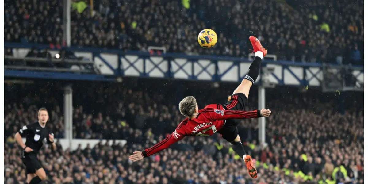 Alejandro Garnacho scores an incredible goal to put Manchester United ahead with just 3 minutes.