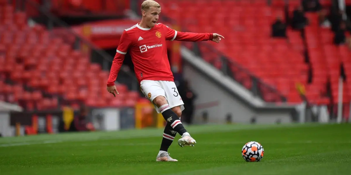 Despite being 25 years old, Donny Van de Beek's future at Manchester United is not rosy.