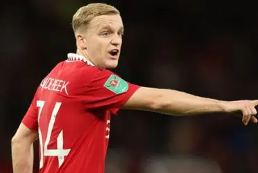 Donny van de Beek failed again in his midfield role, the third game in a row he has played.