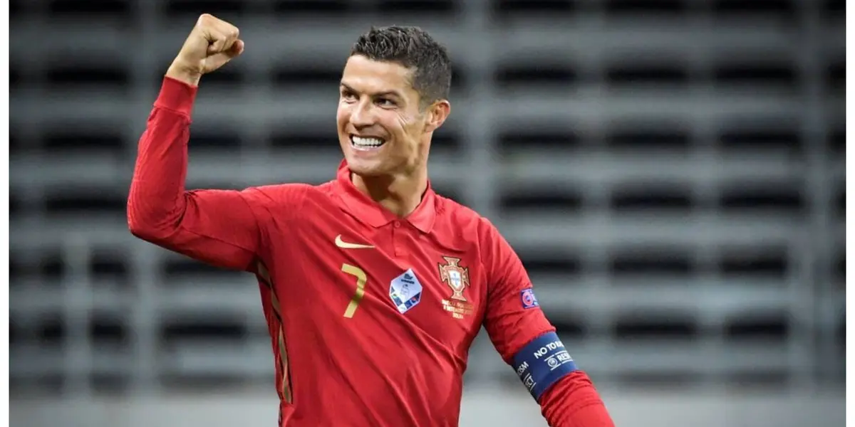 Fans have been left puzzled by the two opposite reaction to the ongoing sage at Manchester United.