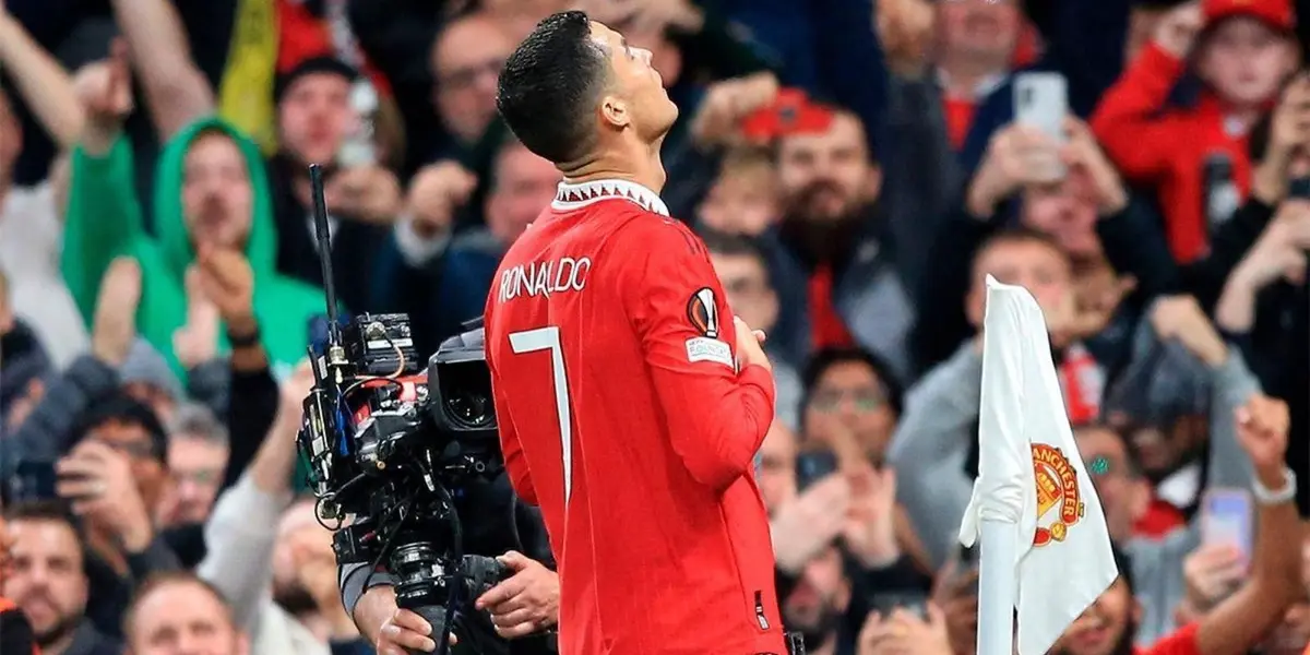 Manchester United are considering adapting to life without Cristiano Ronaldo in the team.