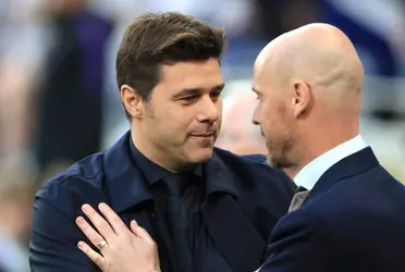 Manchester United are still trying to negotiate with Chelsea, but the fact is that the fans are getting angrier every day.