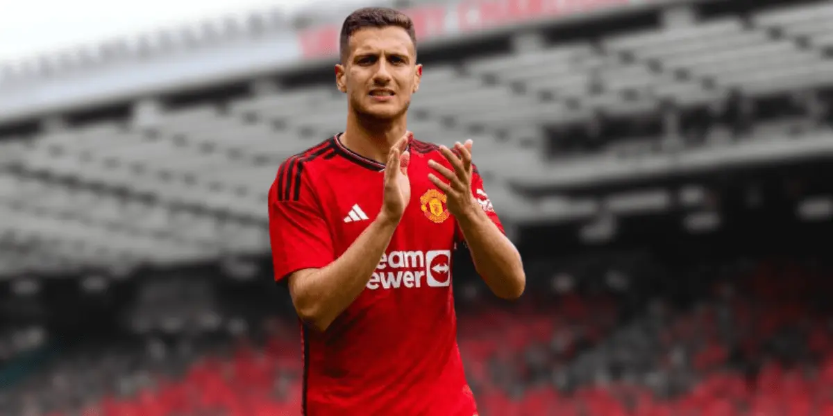 Manchester United former keeper agrees with the referees decision.