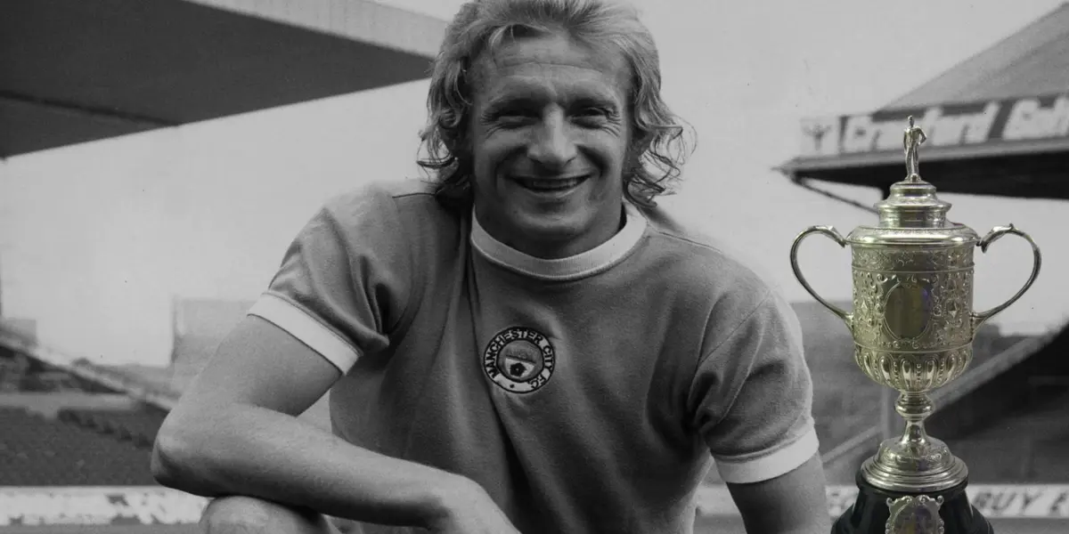 The goalscorer won the cup in the 1962-63 season.