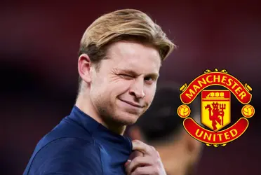 Frenkie De Jong has told his teammates he might go to Manchester United